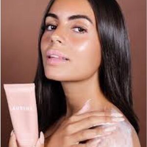 NEW - (In box still sealed) - LAURENS vanilla almond body scrub